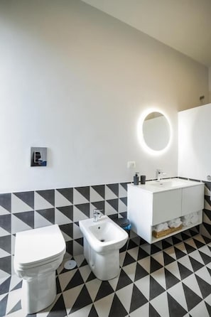 Quarto quádruplo, sacada, vista para a cidade | Banheiro