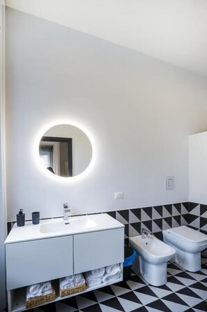 Neljän hengen comfort-huone, kaupunkinäköala | Kylpyhuone
