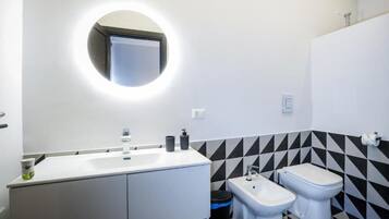 Comfort Double Room, Balcony, City View | Bathroom