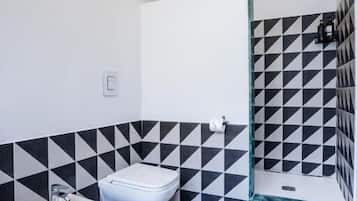 Comfort Quadruple Room, City View | Bathroom