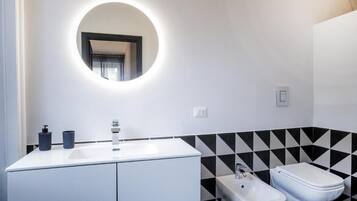 Chambre Quadruple Confort, vue ville | Salle de bain