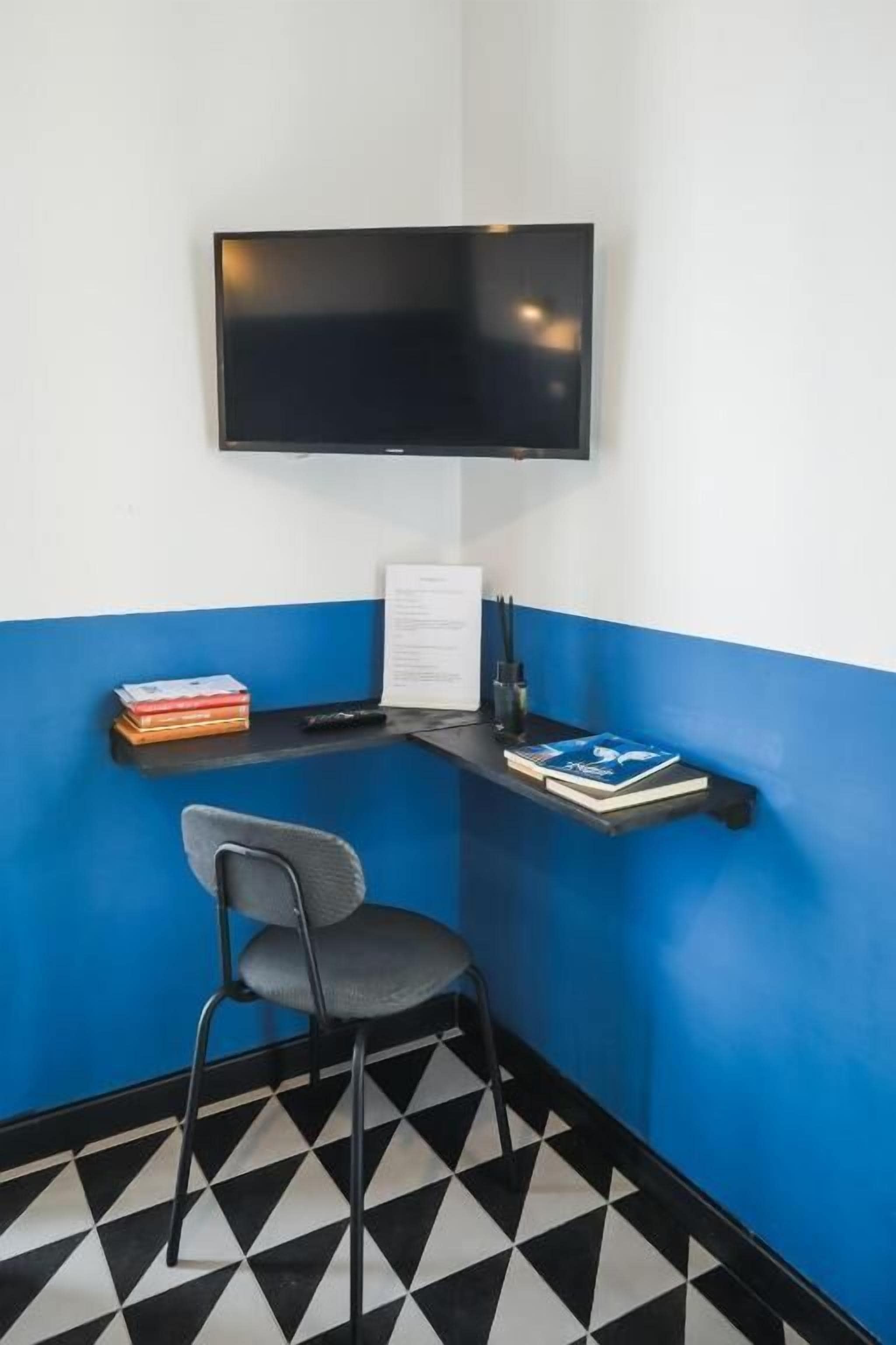 Quarto quádruplo, sacada, vista para a cidade | Parte interna