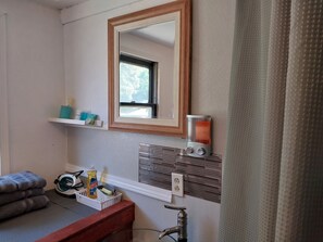 Bathroom - Peaceful 1-bedroom apartment in charming Stockbridge (Stockbridge)