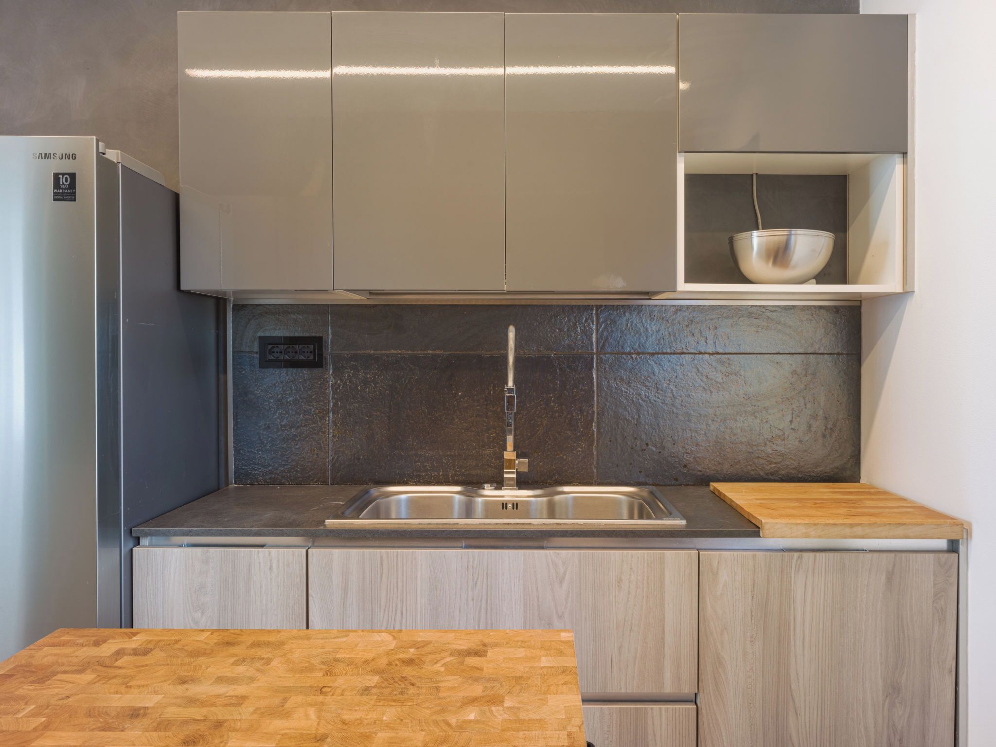 Fridge, microwave, dishwasher, cookware/dishes/utensils