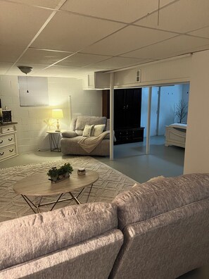 Interior - Perfect 1-bedroom Weekend Stay (Buhl)