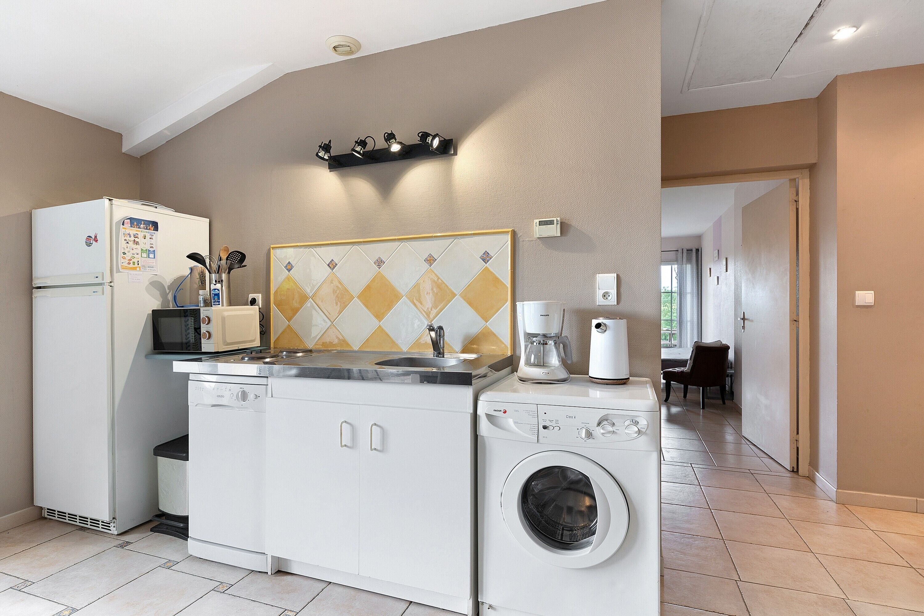 Geladeira, micro-ondas, fogão, cooktop
