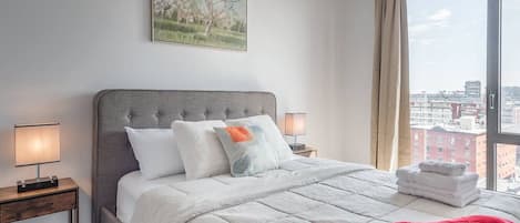 Desk, iron/ironing board, WiFi, bed sheets