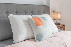 Desk, iron/ironing board, WiFi, bed sheets - Stylish 2BR Gem | Old Montreal + Square Victoria (Montreal)