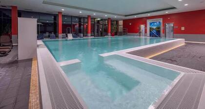 Modern Room With Pool And Pets Near Neheim Boutiques