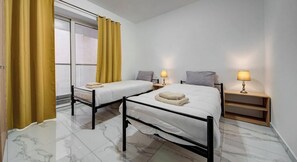 Desk, iron/ironing board, travel cot, WiFi - Swieqi central Home | Ensuite Rooms & Fast WiFi (Swieqi)