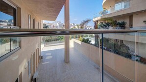 Un edificio moderno con balcones, ventanas amplias y una vista despejada del entorno.