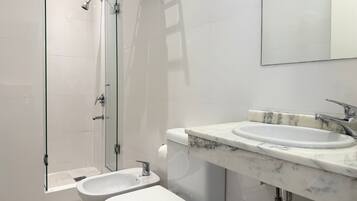 Classic Room | Bathroom | Shower, rainfall showerhead, free toiletries, hair dryer