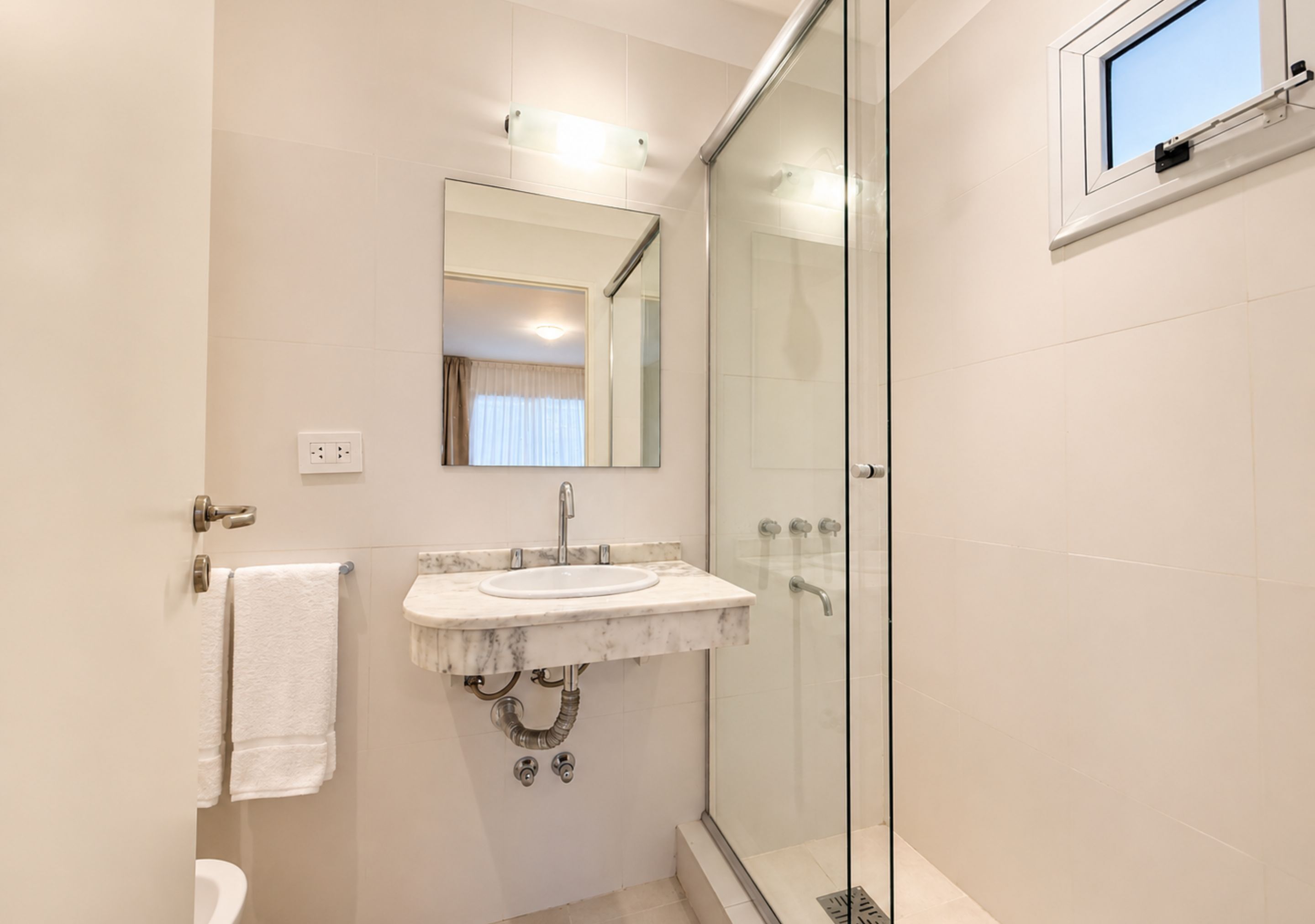 Standardzimmer | Badezimmer | Dusche, Regendusche, kostenlose Toilettenartikel, Haartrockner