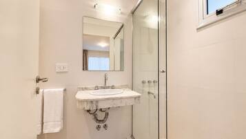 Standardzimmer | Badezimmer | Dusche, Regendusche, kostenlose Toilettenartikel, Haartrockner