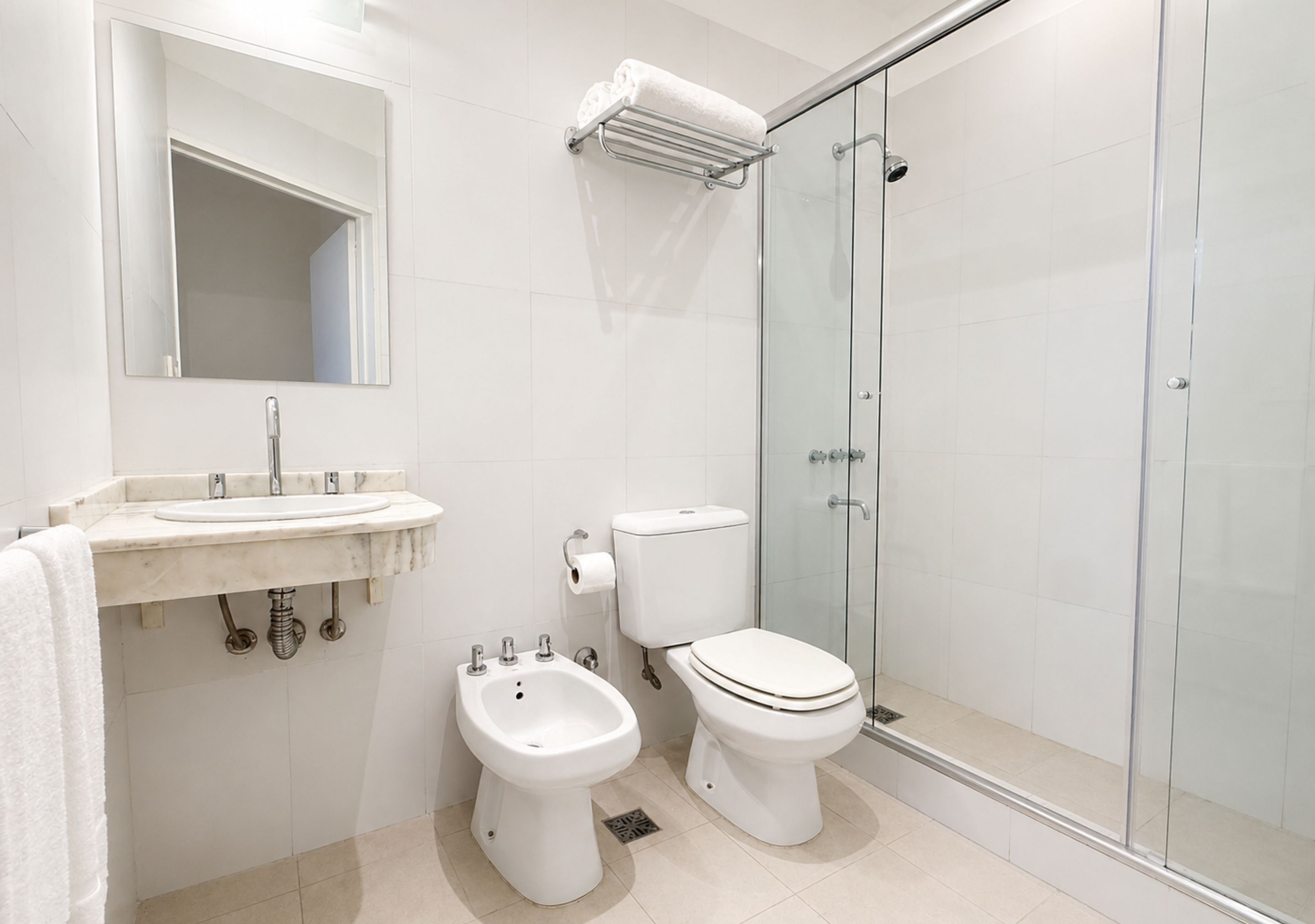 Chambre Supérieure | Salle de bain | Douche, douche à « effet pluie », articles de toilette gratuits