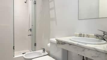 Classic Room | Bathroom | Shower, rainfall showerhead, free toiletries, hair dryer