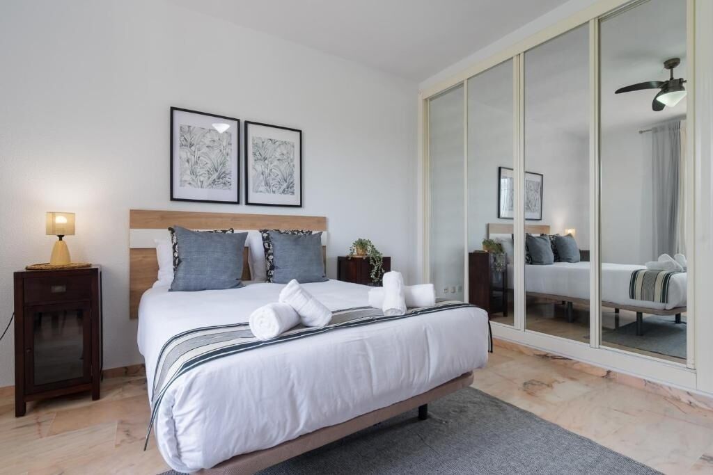 5 bedrooms, iron/ironing board, WiFi, bed sheets