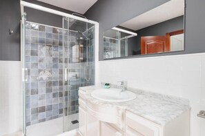 Haartrockner, Handtücher, Seife, Toilettenpapier