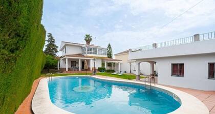 Luxurious house with swimming pool just minutes from Seville