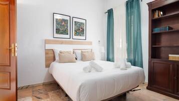 5 bedrooms, iron/ironing board, WiFi, bed sheets