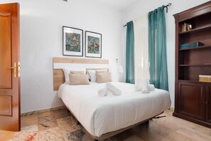 5 bedrooms, iron/ironing board, WiFi, bed sheets