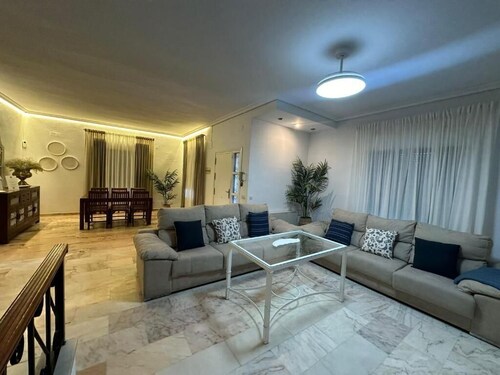 Luxurious house with swimming pool just minutes from Seville