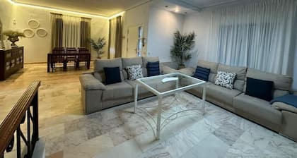 Luxurious house with swimming pool just minutes from Seville