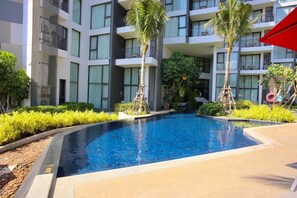 Deluxe-Apartment, Balkon, Gartenblick | Pool | Außenpool