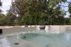 Outdoor spa tub - Vrbo Property (Ceglie Messapica)