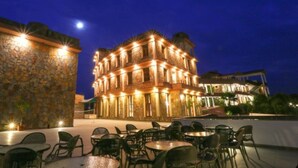 A building with multiple balconies and outdoor seating. - OPO Palm Villa Dritan (Udaipur)