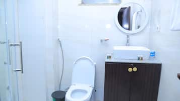 Habitación con 2 camas individuales, balcón, vistas a la ciudad | Baño