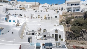 Un edificio blanco con una escalera que lleva a una terraza.