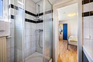 Douche, serviettes fournies