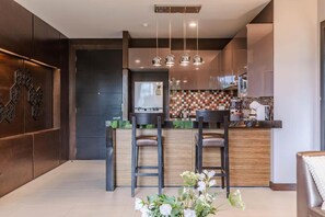Departamento Confort, balcón, vista al jardín | Área de sala de estar | Smart TV de 15 pulgadas con canales por cable 