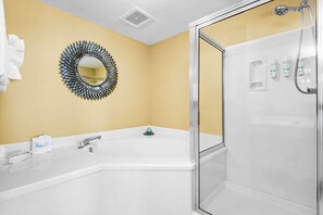 Shower, hair dryer, towels - 🌴🩴Gulf-Front 3BR | Steps to Navarre Beach Pier | Summerwind Center 504 (Navarre Beach)