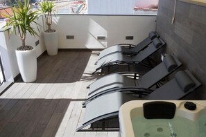 Deluxe Double Room with Side Sea View (with Exclusive Jacuzzi) | Außen-Whirlpool