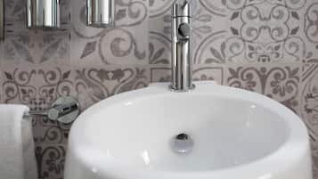 Habitación Doble Deluxe con vistas a la ciudad - 1 o 2 camas | Salle de bain | Baignoire et douche séparées, sÚche-cheveux, serviettes fournies, savon