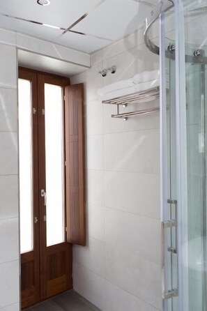 Separate bathtub and shower, hair dryer, towels, soap - La sepia Boba (Peñíscola)