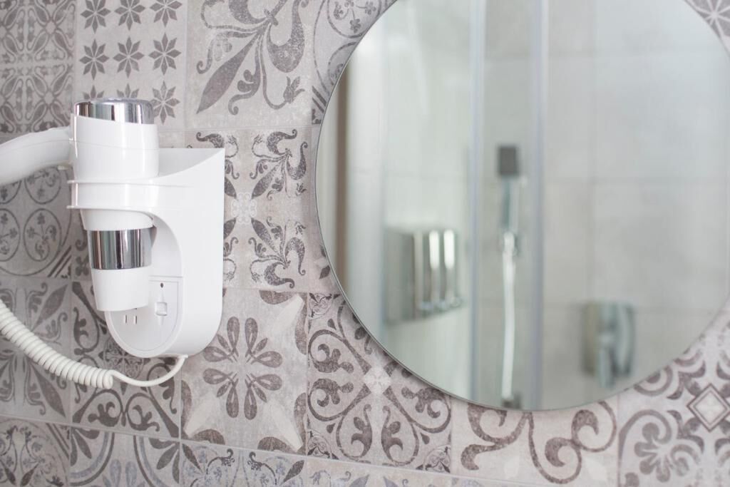 Habitación Doble Deluxe con vistas a la ciudad - 1 o 2 camas | Bathroom | Separate bathtub and shower, hair dryer, towels, soap