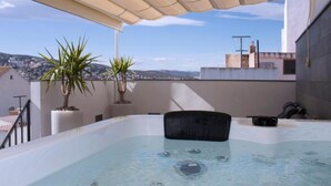 A rooftop hot tub with a clear view of the cityscape. - La sepia Boba (Peñíscola)