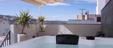 Deluxe Double Room with Side Sea View (with Exclusive Jacuzzi) | Outdoor spa tub