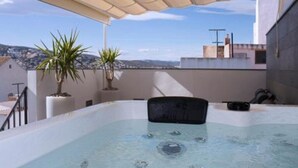 A rooftop hot tub with a view of the cityscape. - La sepia Boba (Peñíscola)