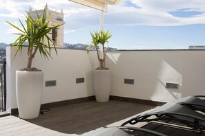 Deluxe Double Room with Side Sea View (with Exclusive Jacuzzi) | Terrasse/Patio