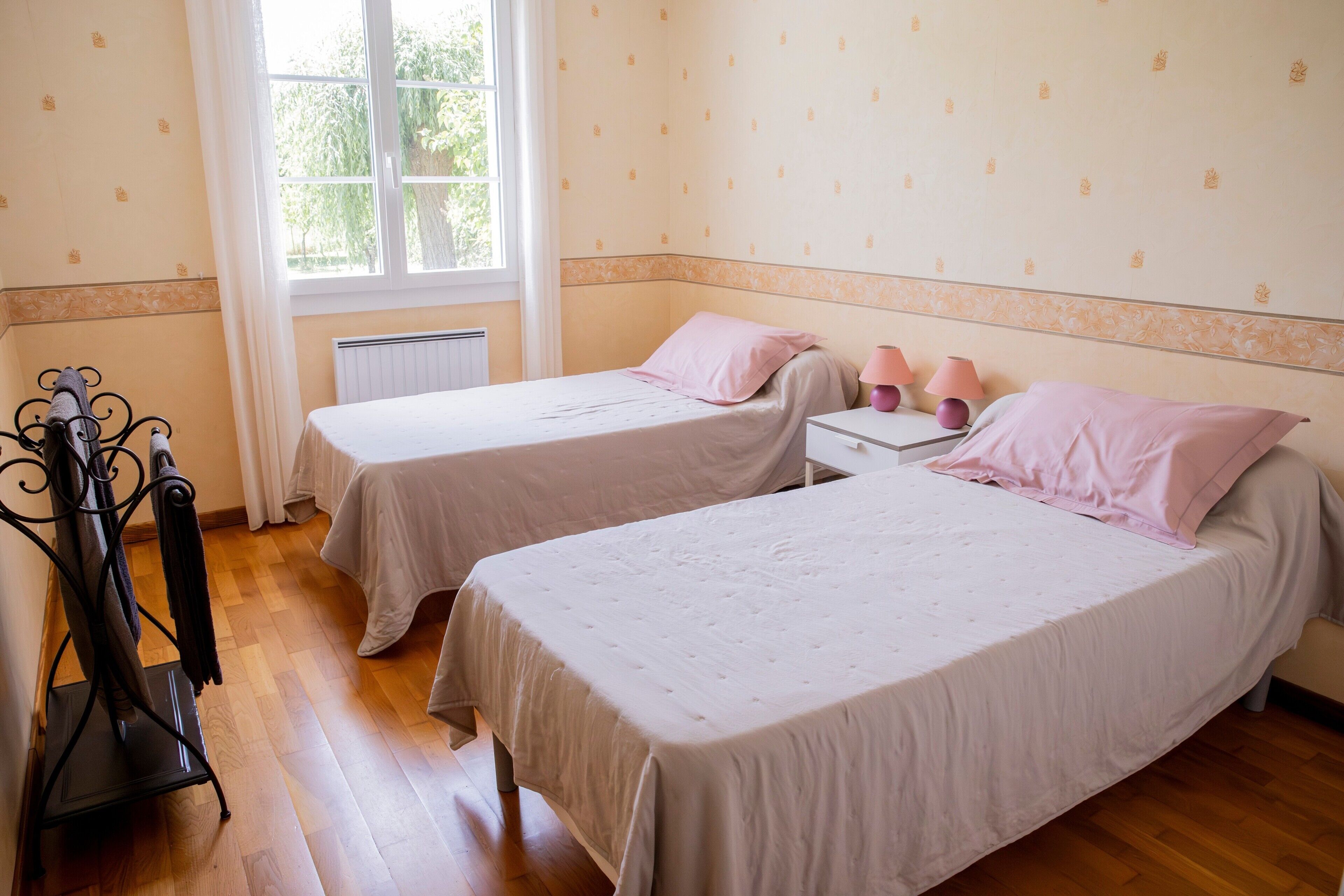 4 habitaciones, tabla de planchar con plancha, wifi y ropa de cama 