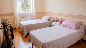4 habitaciones, tabla de planchar con plancha, wifi y ropa de cama