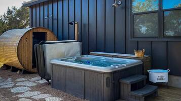 Outdoor spa tub
