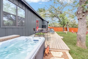 Outdoor dining - The Sauna and Soak House (Spring Branch)