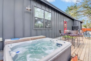Outdoor dining - The Sauna and Soak House (Spring Branch)