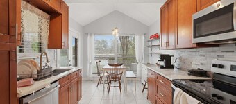 Serene Waterfront Haven Spacious 3BR Townhouse In Newport