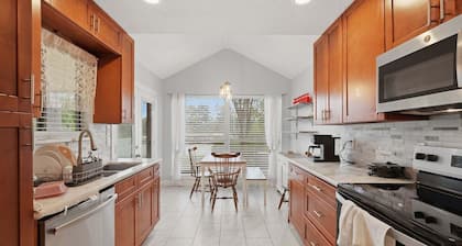Serene Waterfront Haven Spacious 3BR Townhouse In Newport